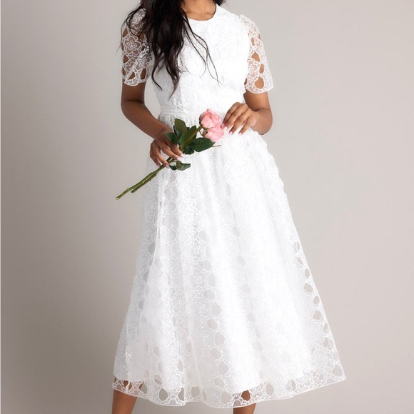 JUST ME LIFE’S PATHWAYS WHITE FLORAL EMBROIDERED MIDI FORMAL WEDDING DRESS - Picture 2 of 7